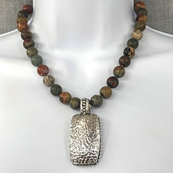 Sterling Silver 925 Vintage Hammered Pendant on Green Bead Necklace – 16" - Picture 1 of 6
